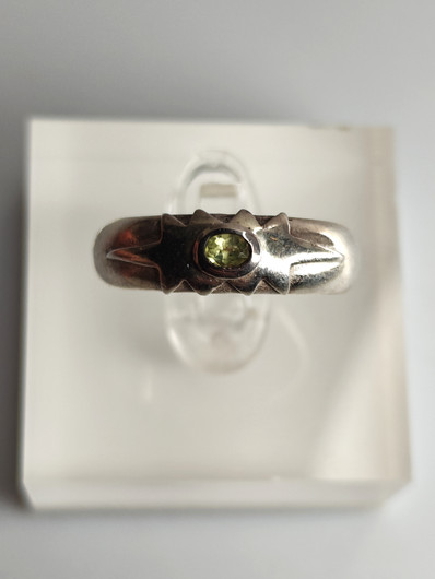 Vintage kotimainen hopeasormus peridootti jalokivellä (koko:18,5mm 58 EU)