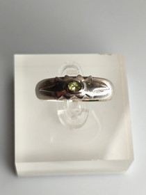 Vintage silver ring with peridot gemstone (size:17,5mm 55 EU)