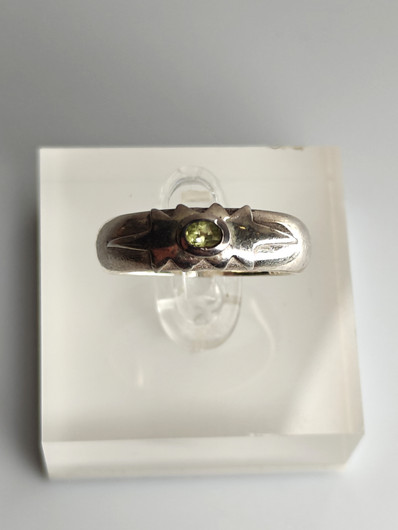 Vintage kotimainen hopeasormus peridootti jalokivellä (koko:16,5mm 52 EU)