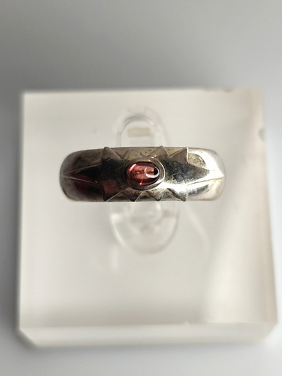 Vintage kotimainen hopeasormus granaatti jalokivellä (koko:17,5-18mm 55-57 EU)