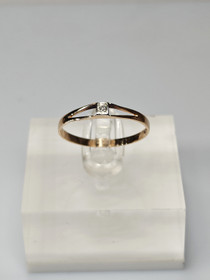 Vintage gold ring with diamond