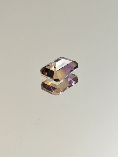 Ametriini monisävyinen 3.3 ct, smaragdi