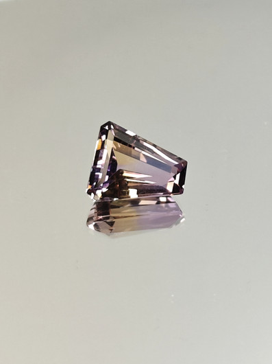 Ametriini monisävyinen 9.8 ct, fancy
