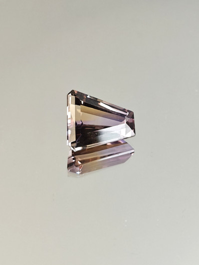 Ametriini monisävyinen 9.8 ct, fancy