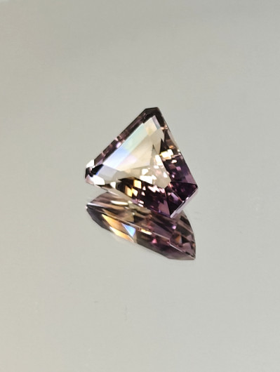 Ametriini monisävyinen 9.8 ct, fancy
