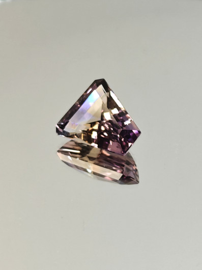 Ametriini monisävyinen 9.8 ct, fancy