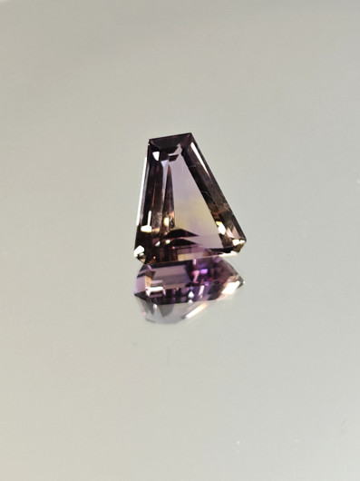 Ametriini monisävyinen 9.8 ct, fancy
