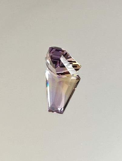 Ametriini monisävyinen 9.8 ct, fancy