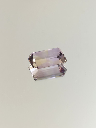 Ametrine multicolour 6.7 ct, emerald