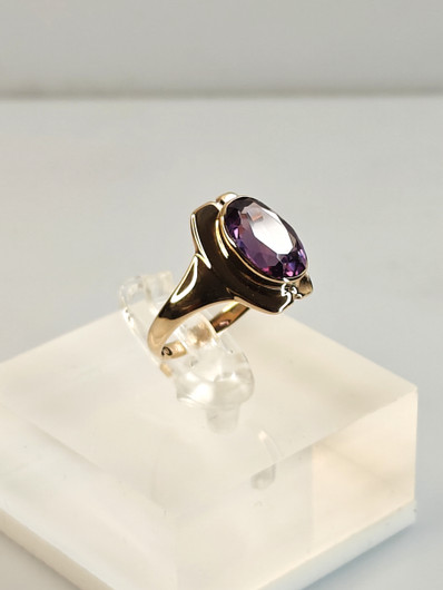 Vintage gold ring with synt. sapphire