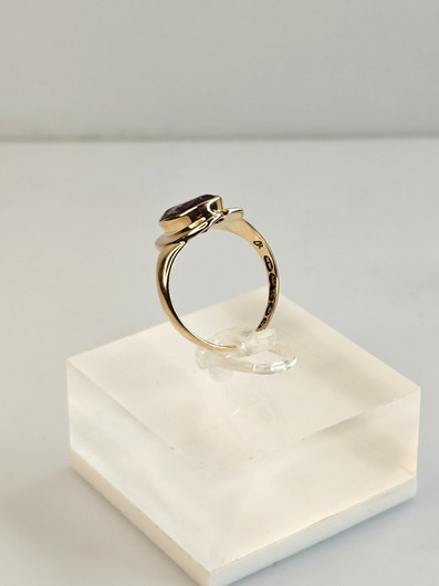Vintage gold ring with synt. sapphire