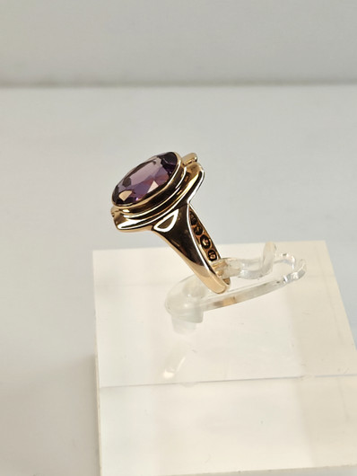 Vintage gold ring with synt. sapphire