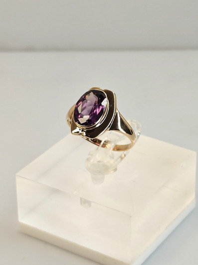 Vintage gold ring with synt. sapphire