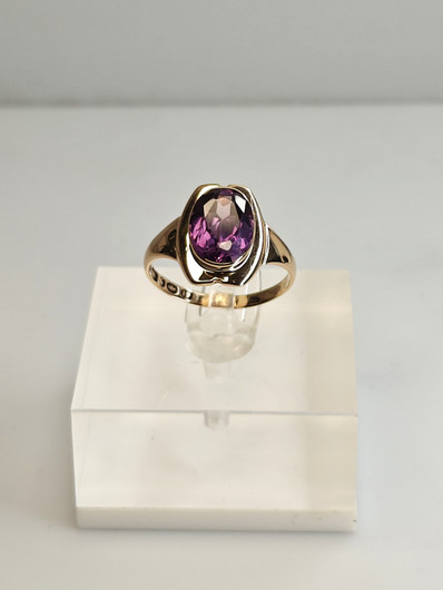 Vintage gold ring with synt. sapphire