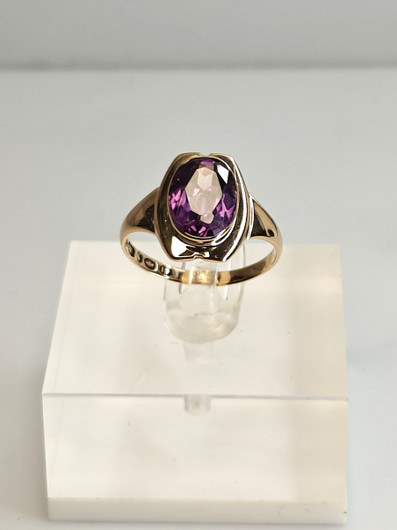 Vintage gold ring with synt. sapphire