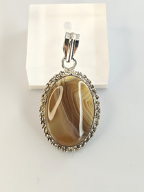 Vintage hopeinen riipus agaatilla