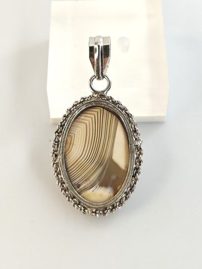 Vintage silver pendant with agate