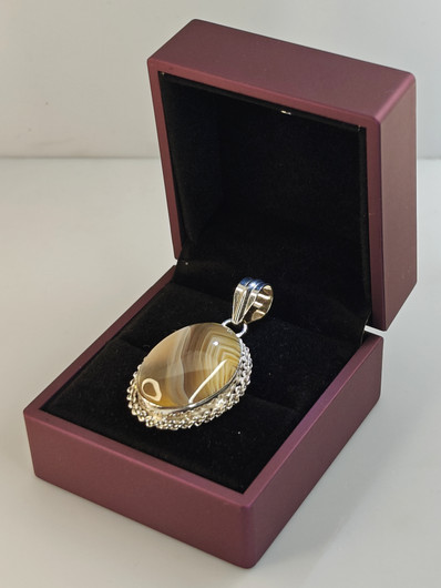 Vintage silver pendant with agate