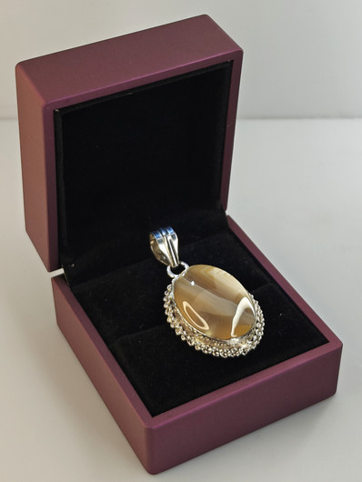 Vintage silver pendant with agate