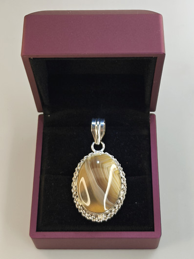 Vintage silver pendant with agate