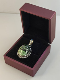 Vintage hopeinen riipus korukivi