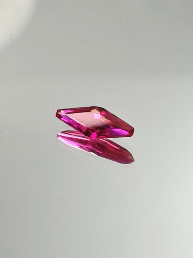 Rubiini (synt.) 1,7 ct fancy hionta