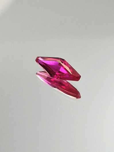 Rubiini (synt.) 1,7 ct fancy hionta