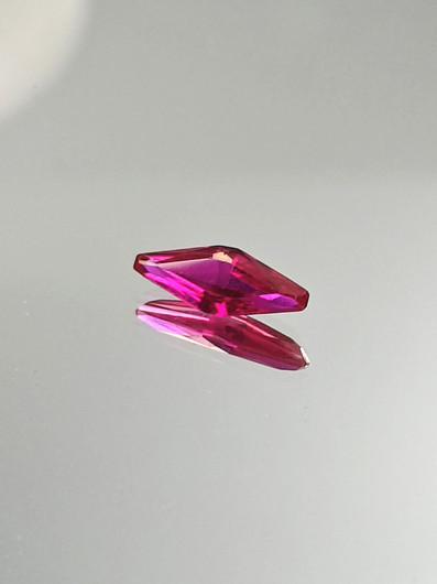 Rubiini (synt.) 1,7 ct fancy hionta