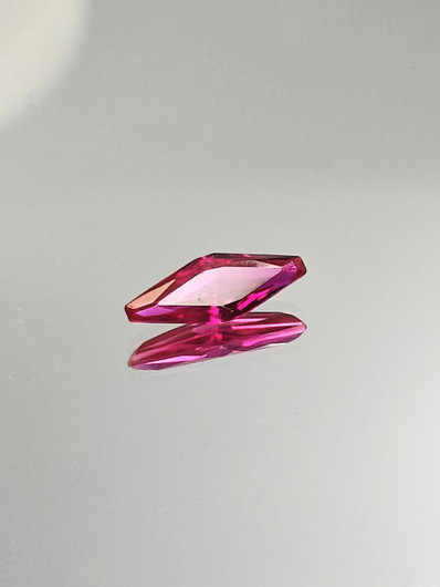 Rubiini (synt.) 1,7 ct fancy hionta