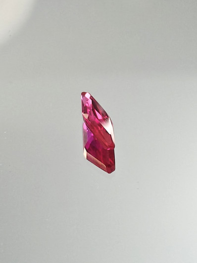 Rubiini (synt.) 1,7 ct fancy hionta
