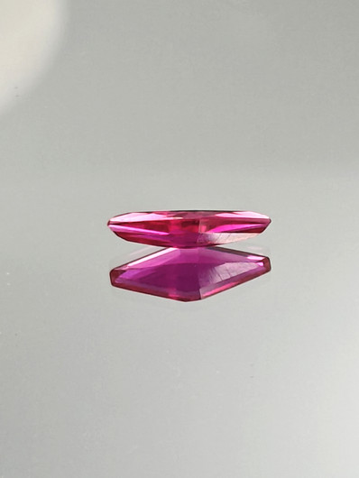 Rubiini (synt.) 1,7 ct fancy hionta