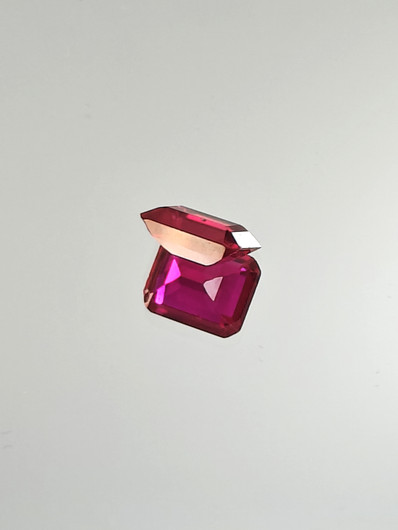 Ruby (synt.) 1,6 ct emerald cut
