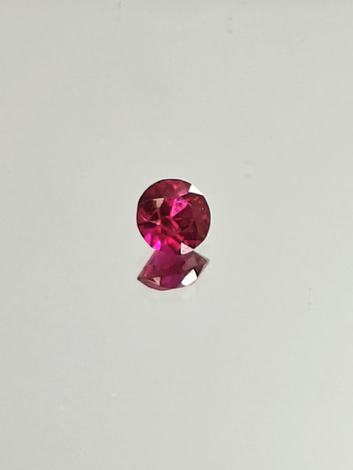 Rubiini (synt.) 0,4 ct pyöreä