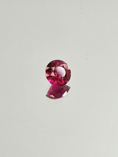 Rubiini (synt.) 0,4 ct pyöreä