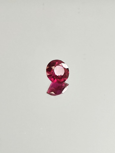 Rubiini (synt.) 0,4 ct pyöreä