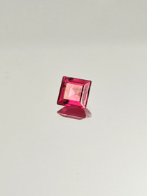 Rubiini (synt.) 0,7 ct neliö