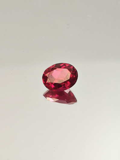 Rubiini (synt.) 3,4 ct ovaali