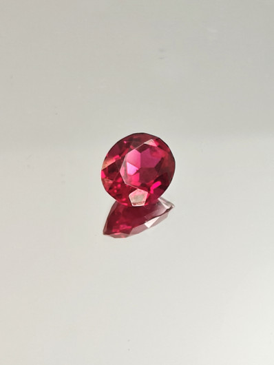 Rubiini (synt.) 3,4 ct ovaali