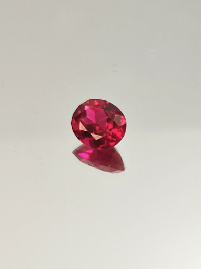 Rubiini (synt.) 3,4 ct ovaali