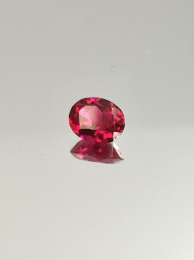 Rubiini (synt.) 3,4 ct ovaali