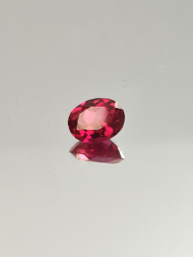 Rubiini (synt.) 3,4 ct ovaali