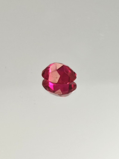 Rubiini (synt.) 3,4 ct ovaali