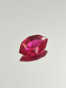 Rubiini (synt.) 3,1 ct fancy hionta