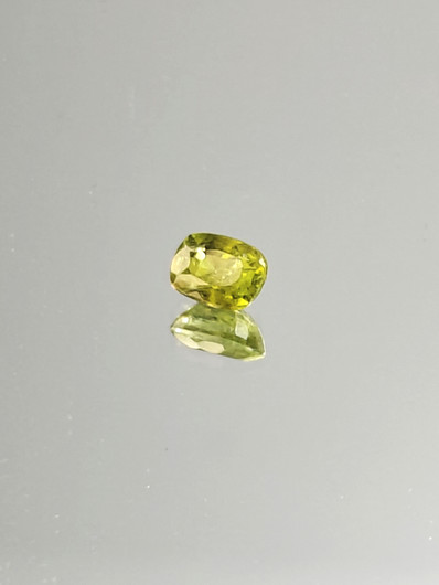 Peridootti 0,7 ct cushion