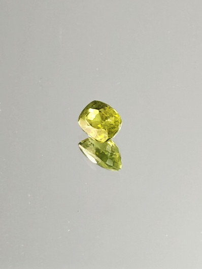 Peridootti 0,7 ct cushion