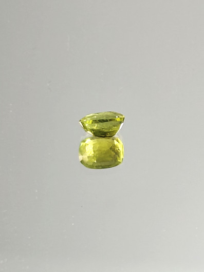 Peridootti 0,7 ct cushion