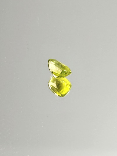 Peridootti 0,7 ct cushion