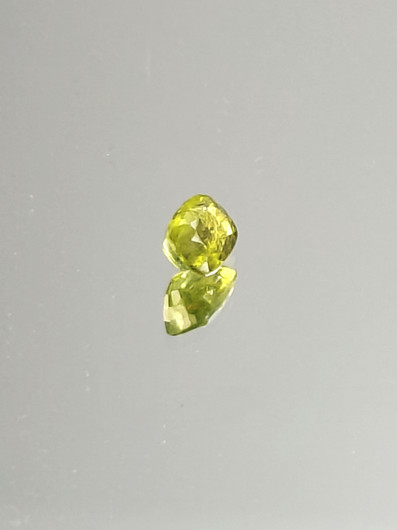 Peridootti 0,7 ct cushion
