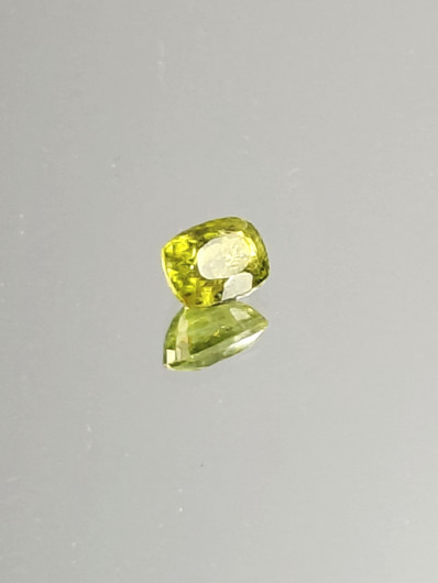 Peridootti 0,7 ct cushion