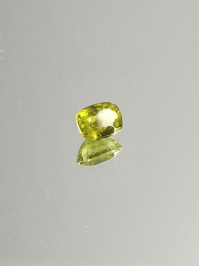 Peridootti 0,7 ct cushion